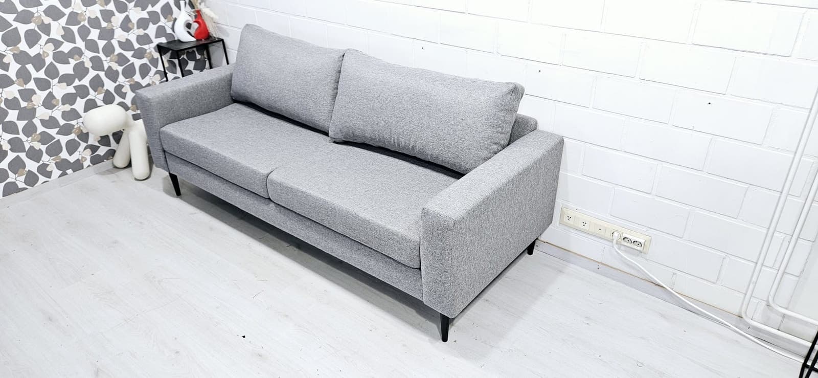 (A107) Käyttämätön 2- 3 istuttava sohva, ilmainen kuljetus, free delivery.