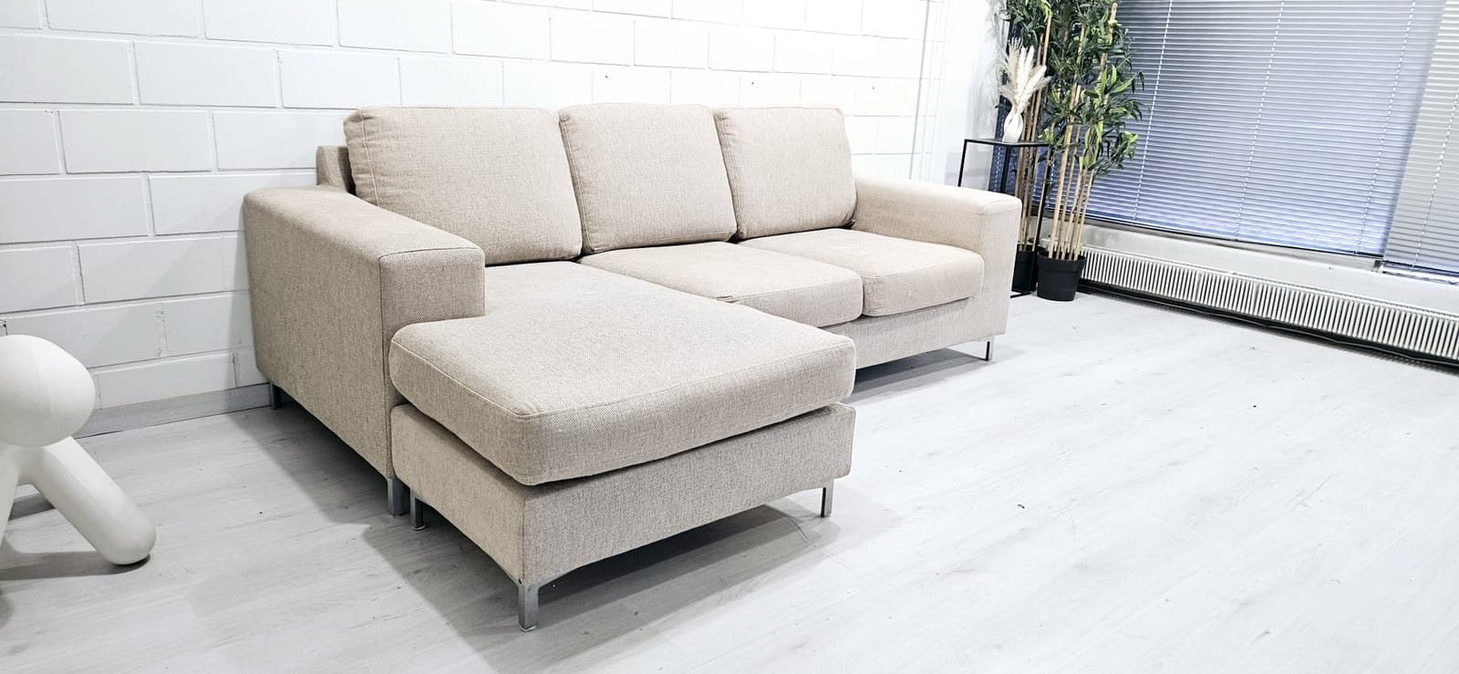 (A107) Käyttämätön 2- 3 istuttava sohva, ilmainen kuljetus, free delivery.