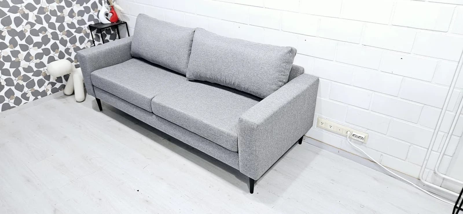(A31) Käyttämätön 2- 3 istuttava sohva, ilmainen kuljetus, free delivery.